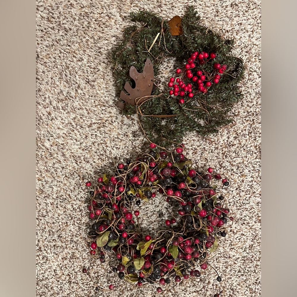 TWO SMALL HOLIDAY WREATHS - Picture 4 of 5